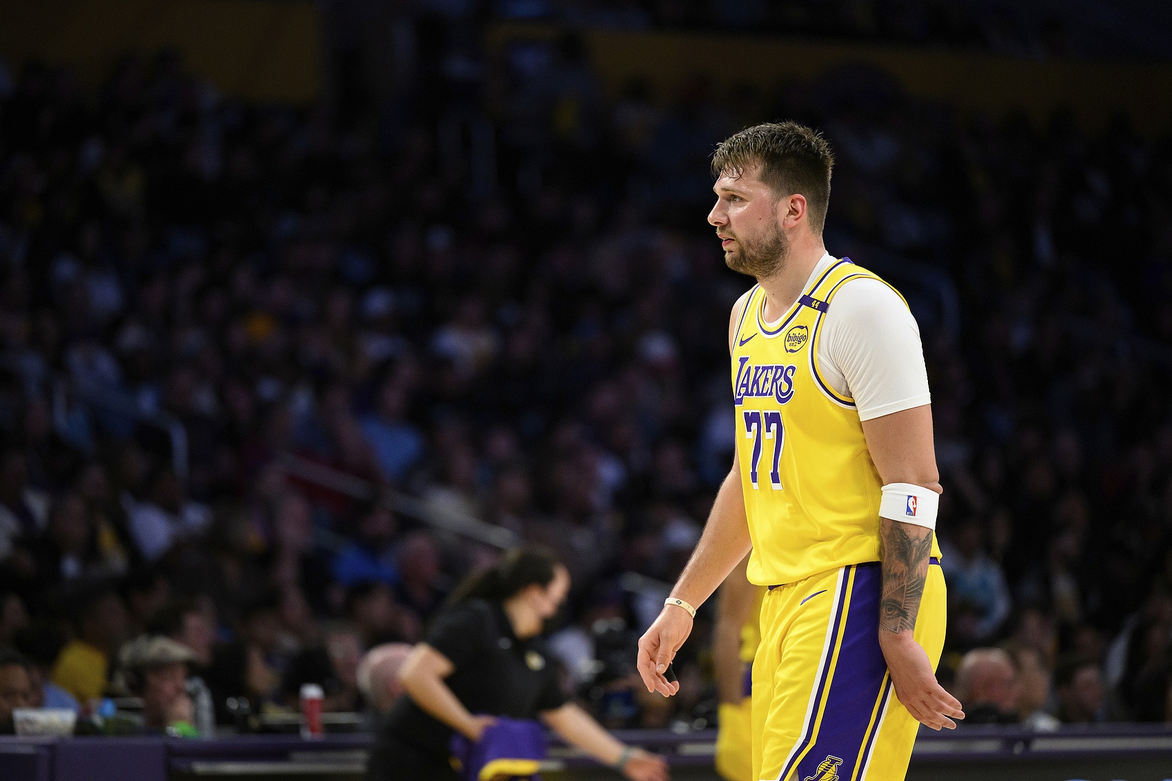 继续交易！黄蜂渴望再度击败马威，湖人报价依旧是关键钥匙(nba黄蜂对)